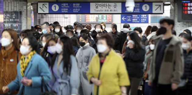 신종 코로나바이러스 감염증(코로나19) 확산으로 수도권 지역에 사회적 거리두기 2단계가 적용된 24일 오전 서울 구로구 신도림역에서 출근길 시민들이 마스크를 착용한 채 발걸음을 옮기고 있다