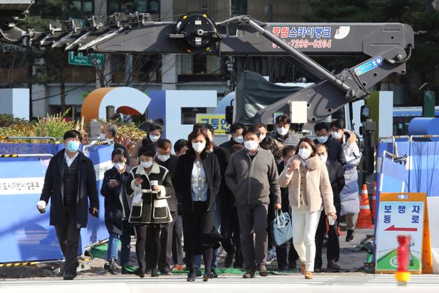 (자료사진) 서울의 한 거리에서 마스크를 쓴 시민들이 발걸음을 옮기고 있다. 2020년 11월27일. 