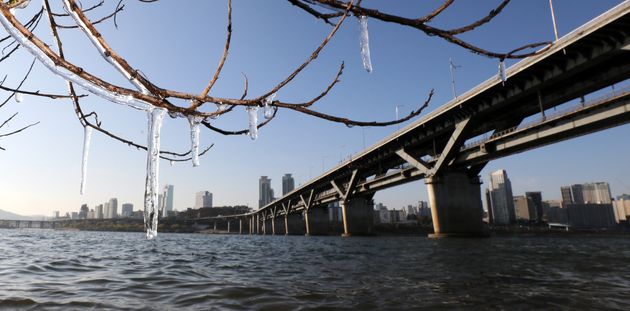 전국에 강추위가 찾아온 28일 오전 서울 뚝섬한강공원에 얼음이 맺혀 있다.