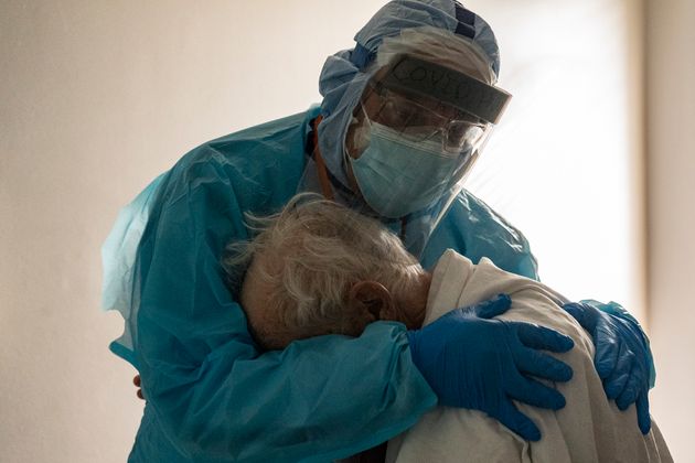 조셉 바론 원장이 2020년 11월 26일 텍사스 휴스턴의 유나이티드 메모리얼 메디컬 센터에서 추수감사절 동안 코로나19 중환자실(ICU)에서 환자를 포옹하고 위로하고 있다.