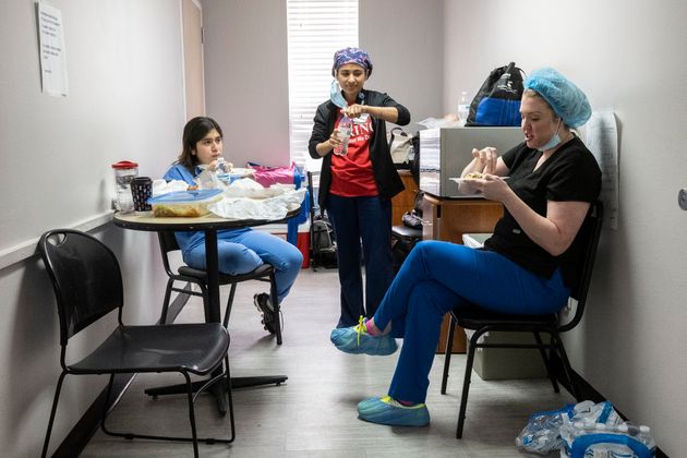 2020년 11월 26일 텍사스 휴스턴에 있는 유나이티드 메모리얼 메디컬 센터. 추수감사절 동안 코로나19 중환자실(ICU)의 휴게소에서 의료진이 음식을 즐기고 있다.