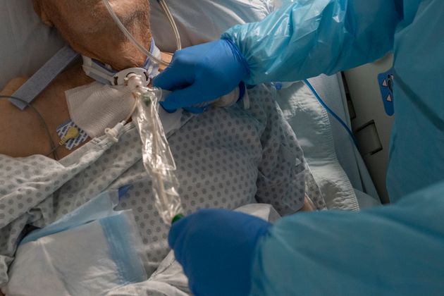 의료진 크리스토퍼 피터는 코로나19 중환자실(ICU)에서 환자를 보고 있다.