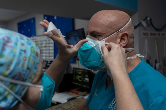 2020년 11월 10일 유나이티드 메모리얼 메디컬 센터 의료진이 코로나19 중환자실(ICU)에 들어가기 전에 마스크 틈새를 테이프로 감고있다.