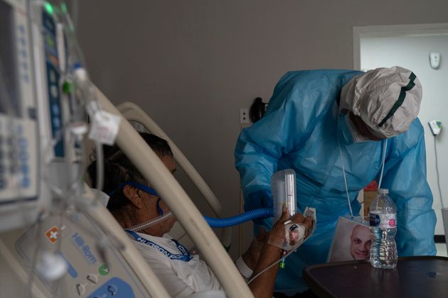 2020년 11월 14일 텍사스 주 휴스턴의 유나이티드 메모리얼 메디컬 센터에서 코로나19 중환자실(ICU)에서 환자의 호흡을 측정하고 있다.
