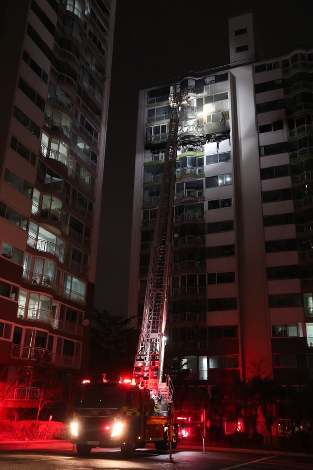1일 오후 경기도 군포시 산본동 소재 아파트에서 화재가 발생해 소방대원들이 현장을 살펴보고 있다. 이 사고로 4명 사망·1명 중태에 빠졌다.
