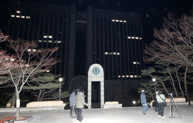 이낙연 더불어민주당 대표실 부실장이 3일 오후 서울 중앙지방법원 인근에서 숨진 채 경찰에 발견된 가운데 취재진 취재를 하고 있다.