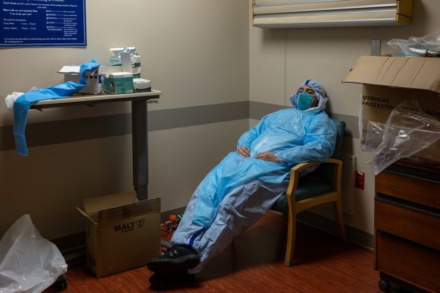 미국 텍사스주 휴스턴의 '유나이티드메모리얼 메디컬센터'에서 근무하는 한 중환자실 의료진이 잠시 휴식을 취하고 있다. 2020년 12월2일. 