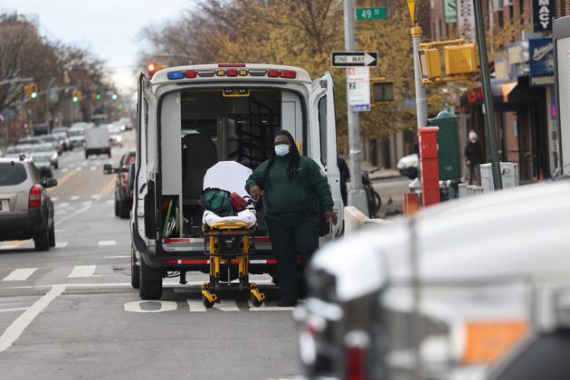 미국 뉴욕에서 의료진들이 코로나19 환자를 병원으로 이송하고 있다. 2020년 12월2일.