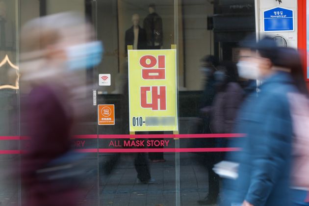 11월 30일 서울 중구 명동거리의 상점에 임대 안내문이 붙어있다. 신종 코로나바이러스 감염증(코로나19) 재확산으로 사회적 거리두기 수도권 2단계, 전국 1.5단계가 유지·강화되면서 연말 특수를 노리던 자영업자들의 시름이 깊어가고 있다.