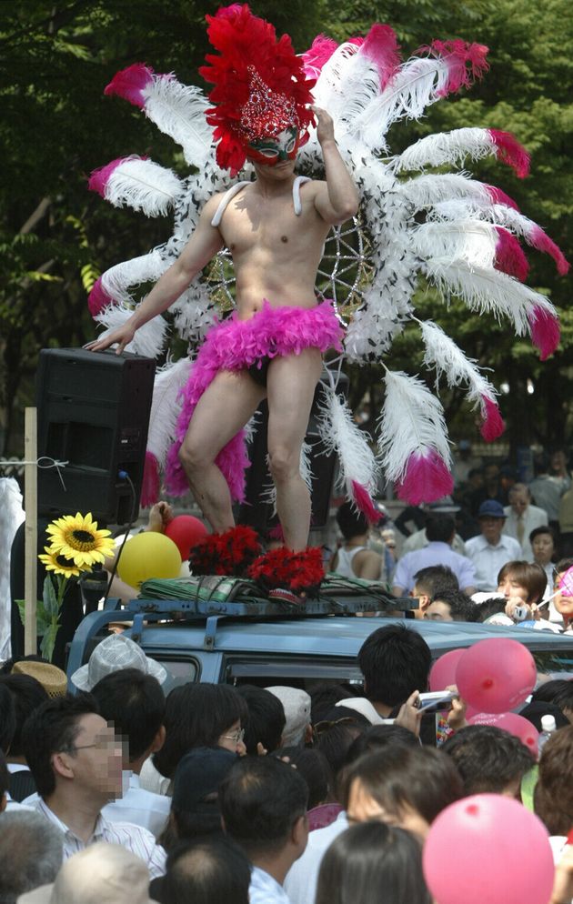 2005년 6월5일, 서울 종묘공원 일대에서 열린 ‘제6회 퀴어문화축제 무지개 2005 퍼레이드’에서 행사 참가자들이 화려한 분장을 한 채 인사동까지 거리행진을 하고 있다. 이종찬 기자가 찍었다.