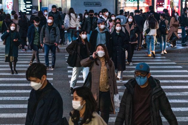 2020.11.06 서울 강남역에서 마스크를 쓴 사람들이 도로를 건넌다.