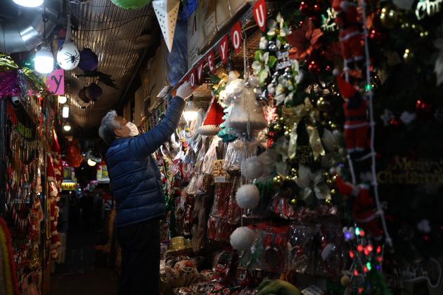2020년 11월 25일 남대문 시장에서 한 상인이 크리스마스 상품을 전시하고 있다. 