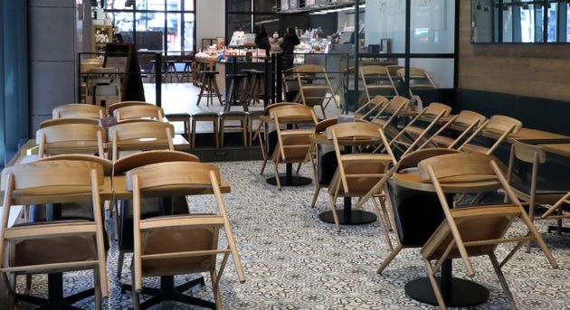 1일 서울 종로구 한 디저트 카페에서 일부 의자를 기울여 놓고 커피, 음료, 디저트 등을 포장 판매를 하고 있다.  