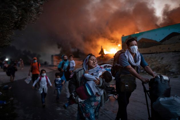 화염에 휩싸인 난민캠프를 탈출하고 있는 사람들. 레스보스, 그리스. 2020년 9월9일.