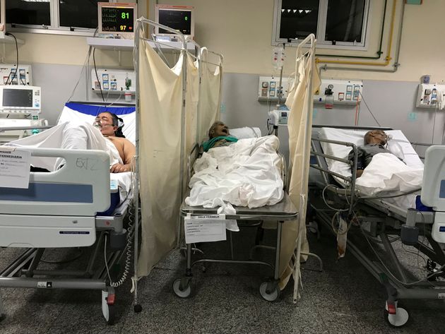 코로나19에 감염돼 치료를 받고 있는 환자들 사이에 코로나19 사망자의 시신이 놓여있다. 리우데자네이루, 브라질. 2020년 5월24일.