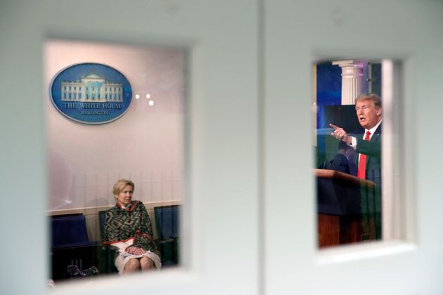도널드 트럼프 미국 대통령이 백악관에서 코로나19 브리핑을 하는 모습을 데보라 버크스 백악관 코로나19 TF 조정관이 지켜보고 있다. 2020년 4월13일. 