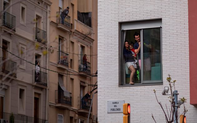 전국적인 봉쇄령이 내려진 가운데 사람들이 자택 창가에 서있다. 바르셀로나, 스페인. 2020년 3월29일.