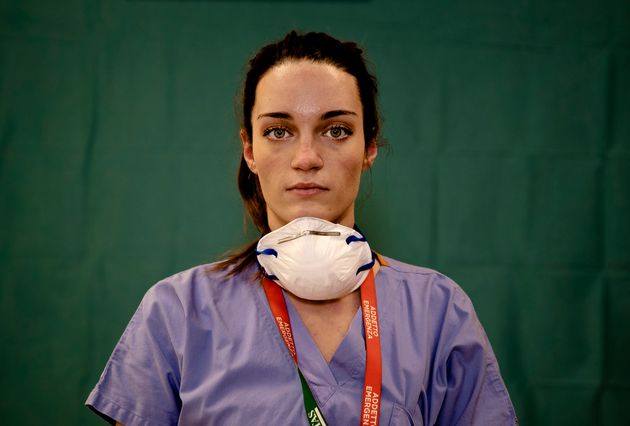 코로나19 환자 치료에 투입된 한 간호사가 밤샘 근무를 마친 뒤 포즈를 취하고 있다. 베르가모, 이탈리아. 2020년 3월27일.
