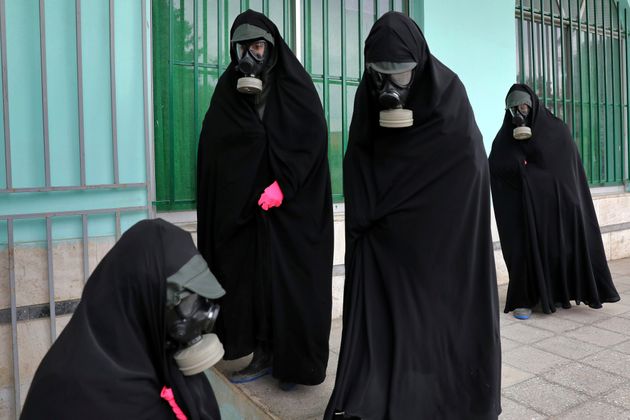 머리부터 발끝까지 차도르와 보호장구로 무장한 이란 여성들이 코로나19 사망자 시신 매장 작업을 준비하고 있다. 2020년 4월30일. 