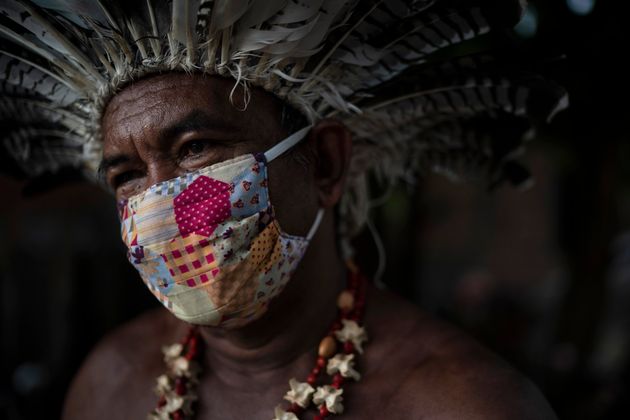 브라질 마나우스의 한 원주민이 마스크를 쓴 채 포즈를 취한 모습. 2020년 5월10일.