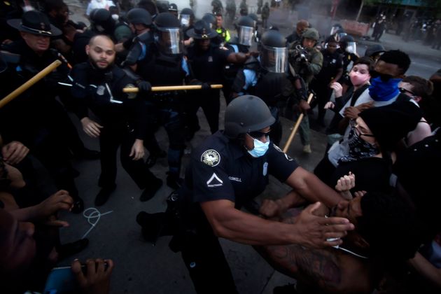'블랙 라이브스 매터' 시위에서 경찰과 시위대가 충돌하고 있다. 애틀랜타, 조지아주, 미국. 2020년 5월29일.