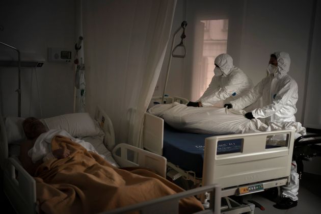 스페인 바르셀로나의 한 요양병원에서 보호복을 입은 장례업체 직원들이 코로나19 사망자의 시신을 옮기고 있다. 2020년 11월5일.