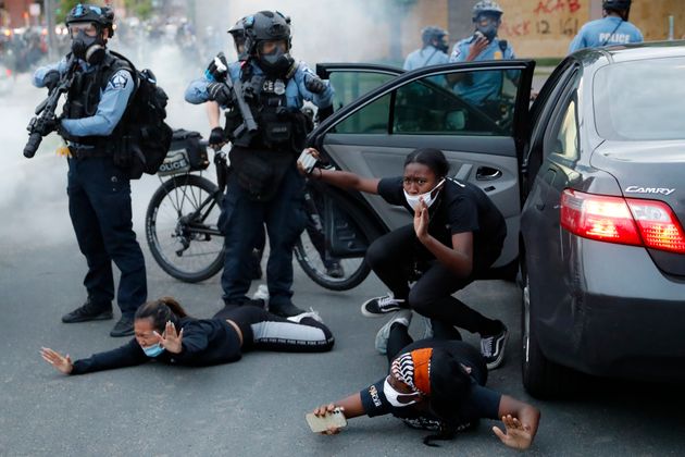 조지 플로이드 사망에 항의하는 시위 도중 경찰의 이동금지 명령이 내려지자 사람들이 땅바닥에 엎드려 있다. 미니애폴리스, 미네소타주, 미국. 2020년 5월31일.