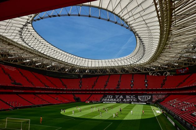 텅 빈 경기장에서 스페인 프로축구 경기가 열리고 있다. 빌바오, 스페인. 2020년 7월5일.
