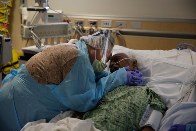 미국 캘리포니아주 풀러턴의 한 병원에서 로멜리아 나바로(64)씨가 코로나19에 감염된 남편 안토니오씨의 마지막 순간을 함께 하고 있다. 2020년 7월31일.