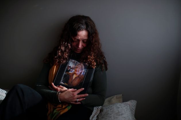 어머니를 코로나19로 떠나보낸 페르난다 마리오티씨가 모친의 사진을 끌어안고 오열하고 있다. 그는 모친의 임종을 지키려고 했지만 병원 측은 이를 허용하지 않았다. 부에노스아이레스, 아르헨티나. 2020년 8월11일. 