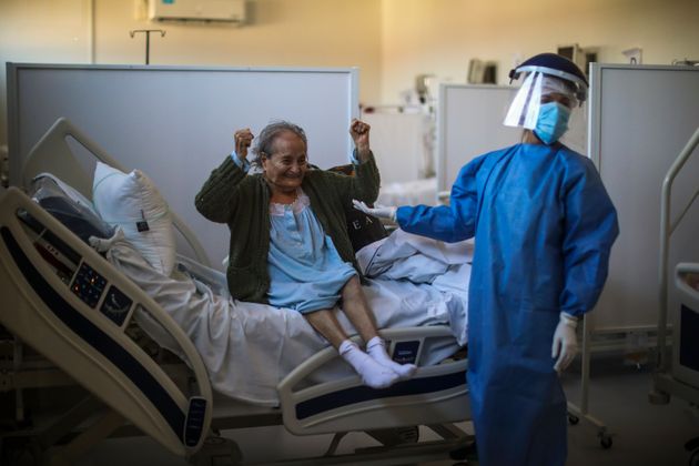 코로나19에 감염돼 입원한 지 3주 만에 퇴원 판정을 받은 블랑카 오르티스(84)씨가 기뻐하고 있다. 부에노스아이레스, 아르헨티나. 2020년 8월13일.