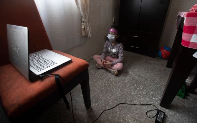 한 어린이가 인터넷으로 수업을 듣고 있다. 멕시코시티, 멕시코. 2020년 8월24일.