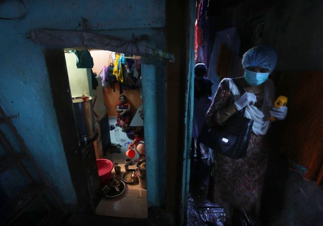아시아 최대 빈민촌 중 하나인 인도 뭄바이의 다라비에서 의료진이 코로나19 검사를 위해 가정 방문을 하고 있다. 2020년 9월4일.