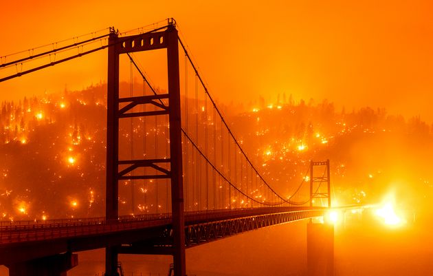 미국 캘리포니아주 오로빌의 '비드웰 바 다리' 뒤쪽으로 산불이 번지고 있다. 2020년 9월9일.