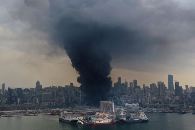 레바논 베이루트의 항구에서 거대한 폭발이 발생해 연기가 치솟고 있다. 2020년 9월10일. 