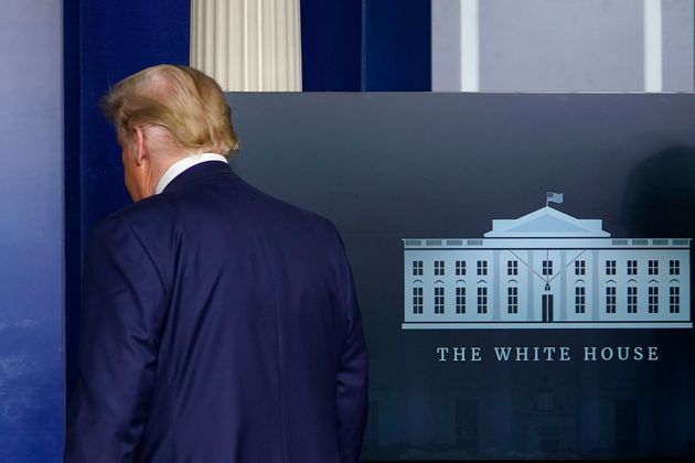 도널드 트럼프 미국 대통령이 짧은 브리핑을 마친 뒤 백악관 기자회견장을 떠나고 있다. 2020년 11월24일.&nbsp;