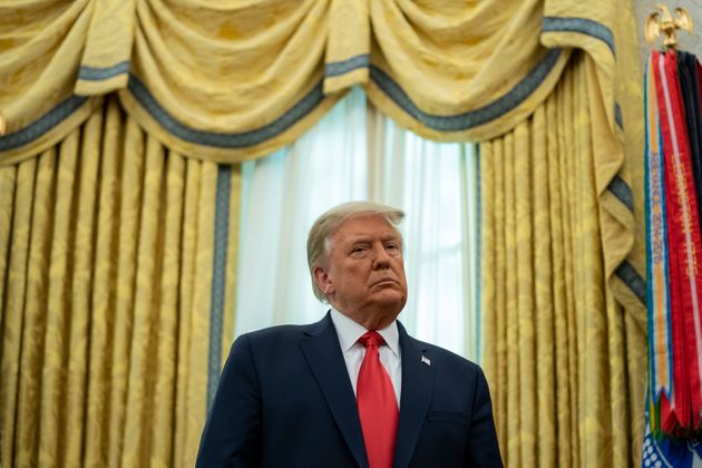 도널드 트럼프 미국 대통령은 퇴임 이후 면책특권이 사라지면 본격적으로 여러 건의 수사를 받게 될 예정이다. 사진은 루 홀츠 전 미식축구 코치에 대한 '자유의 메달' 수여식에서 생각에 잠겨있는 도널드 트럼프 대통령. 2020년 12월3일.&nbsp;