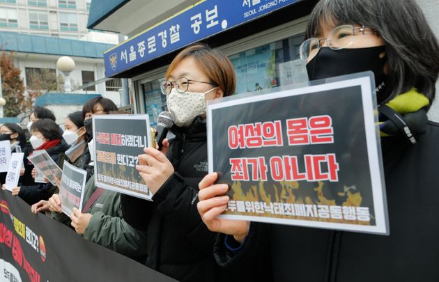 나영 모두를 위한 낙태죄 폐지 공동행동(모낙폐) 공동집행위원장이 2일 오후 서울 종로경찰서 앞에서 발언하고 있다.