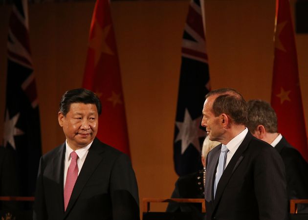 (자료사진) 캔버라, 호주. 2014년 11월17일 - G20 정상회의를 계기로 호주를 방문한 시진핑 중국 국가주석이 당시 호주 총리 토니 애벗과 정상회담을 가진 뒤 만찬을 하고 있다. 