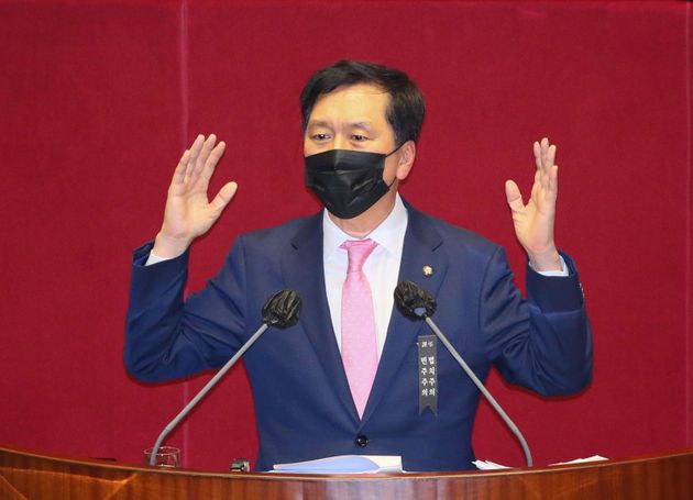 김기현 국민의힘 의원이 9일 밤 서울 여의도 국회에서 열린 본회의에서 공수처(고위공직자범죄수사처)법 개정안에 대한 무제한 토론(필리버스터)을 하고 있다. 