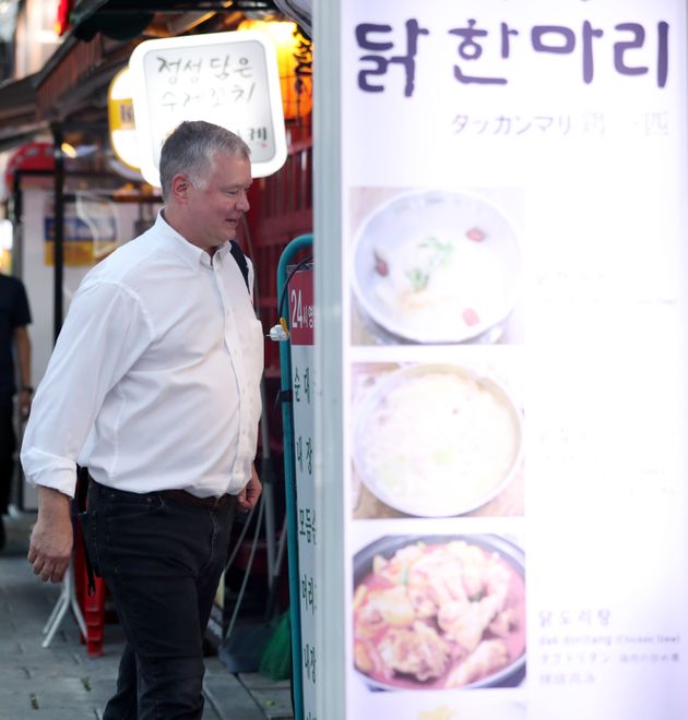 스티븐 비건이 2박3일의 방한 일정을 마친 2019년 8월 22일 오후 서울 광화문 인근 닭요리 전문점에서 저녁식사를 위해 이동하고 있다.