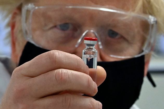 보리스 존슨 영국 총리가 코로나 백신을 살펴보고 있다.