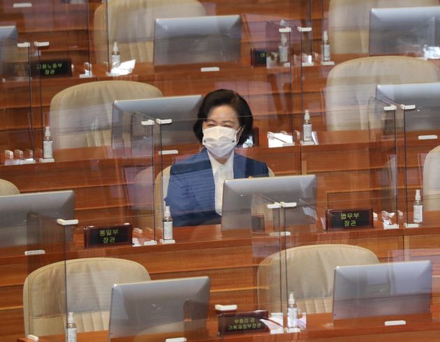 추미애 법무부 장관이 10일 오후 서울 여여의도 국회에서 열린 본회의에서 공수처법 개정안이 통과되자 미소짓고 있다.  
