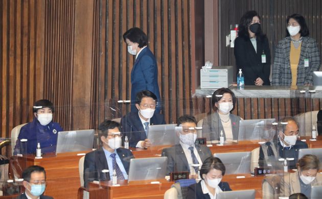 추미애 법무부 장관이 10일 오후 서울 여의도 국회에서 열린 본회공수처(고위공직자범죄수사처)법 개정안이 가결된 후 퇴장하고 있다. 