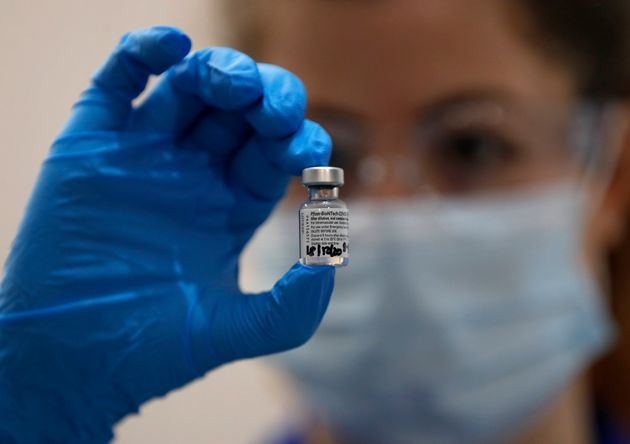 세계 최초로 화이자/바이오앤테크 코로나19 백신 접종을 시작한 영국에서 한 의료진이 백신을 들어보이고 있다. 런던, 영국. 2020년 12월8일.