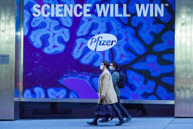 미국 뉴욕시에 위치한 화이자 본사에 '과학이 이길 것'이라는 광고가 걸려 있다. 2020년 12월7일. 