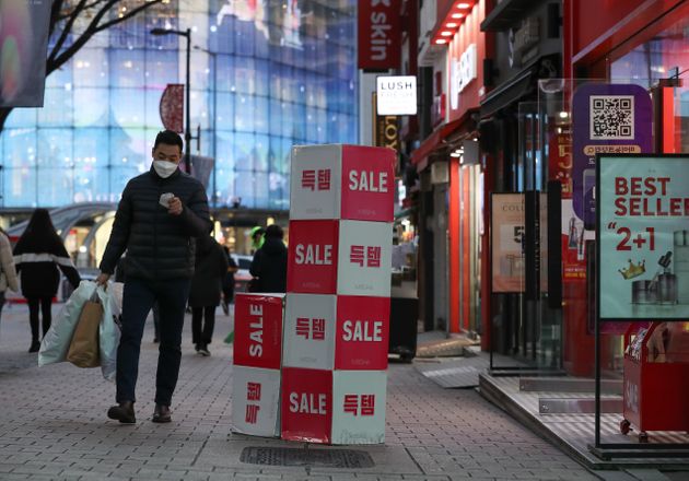 마스크를 쓴 시민들이 서울 명동 거리를 지나고 있다. 2020년 12월8일.