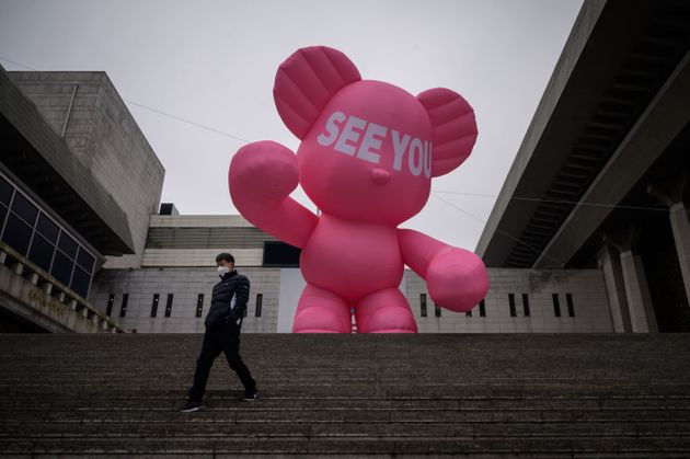 마스크를 쓴 한 시민이 서울 광화문 세종문화회관 앞을 걸어가고 있다. 2020년 12월10일.