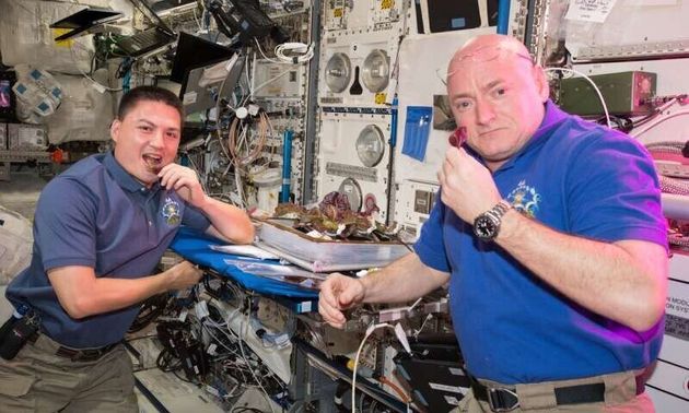 2015년 우주비행사들이 우주정거장에서 재배한 상추를 시식하고 있다.