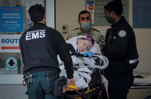 미국 뉴욕주 브루클린에 위치한 병원에 한 노인 여성이 실려오고 있다.